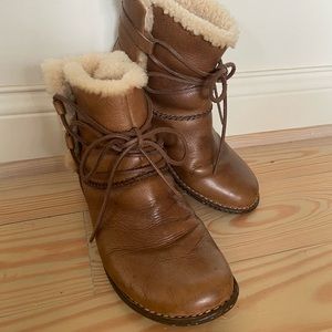 UGG Caspia 1932 Women’s Shearling Lined Ankle Boot